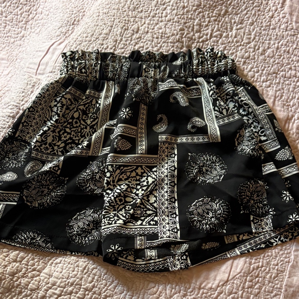 SHEIN Black and White High Waist Bandana Print Shorts